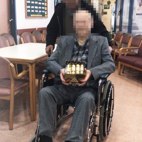 חלוקת ערכות שי לקשישים וניצולי שואה