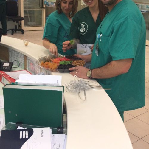 חלוקת ערכות טו בשבט בבית חולים שיבא
